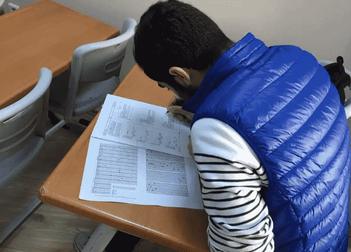tr-yös online test deneme sınavı çözen öğrenci görseli