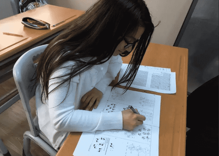 tr-yös online test için soru çözen yabancı öğrenci görseli